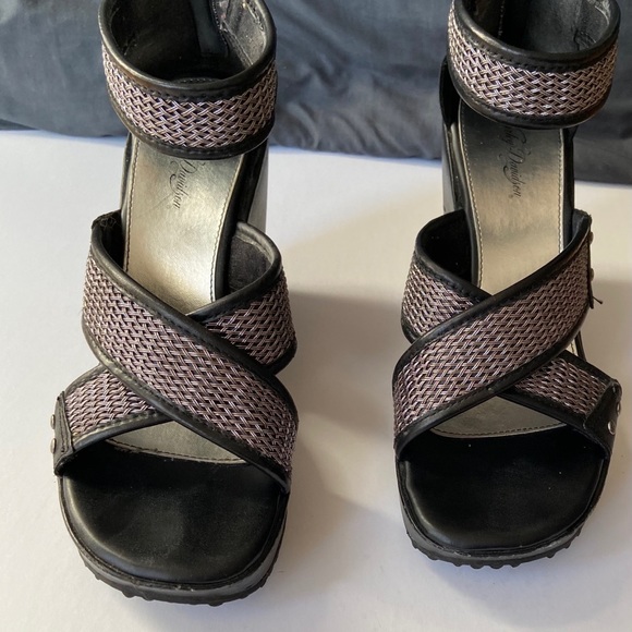 Shoe - Picture 2 of 6